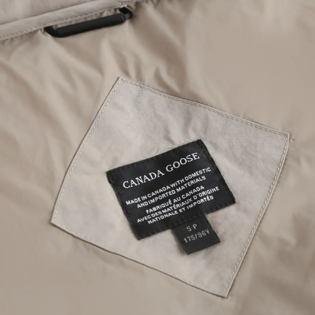 P710 [Exclusive supply] Canada Goose Black Label Badge Down Vest (Khaki) The high-quality filling is made of 90 national standard high-quality white duck down, selected high-loft velvet, weighing 160g, light and warm, with excellent temperature locking performance and good resilience. The fabric is made of high-quality protective nylon fabric, which not only enhances the wear resistance of the surface, but also takes into account wind resistance, ensuring excellent performance in various harsh weather conditions. Three-dimensional quilting technology and precise thread reinforcement prevent lint from being drilled and ensure that the fluffy and resilient elasticity lasts like new. The ribbon is woven with polyester as the base, and the brand letters are decorated on the ribbon through high-precision computer embroidery. The edges of the pattern are clear, the stitches are fine and even, and multiple layers of embroidery thread are stacked to enhance the three-dimensional effect. Size:S-M-L-XL